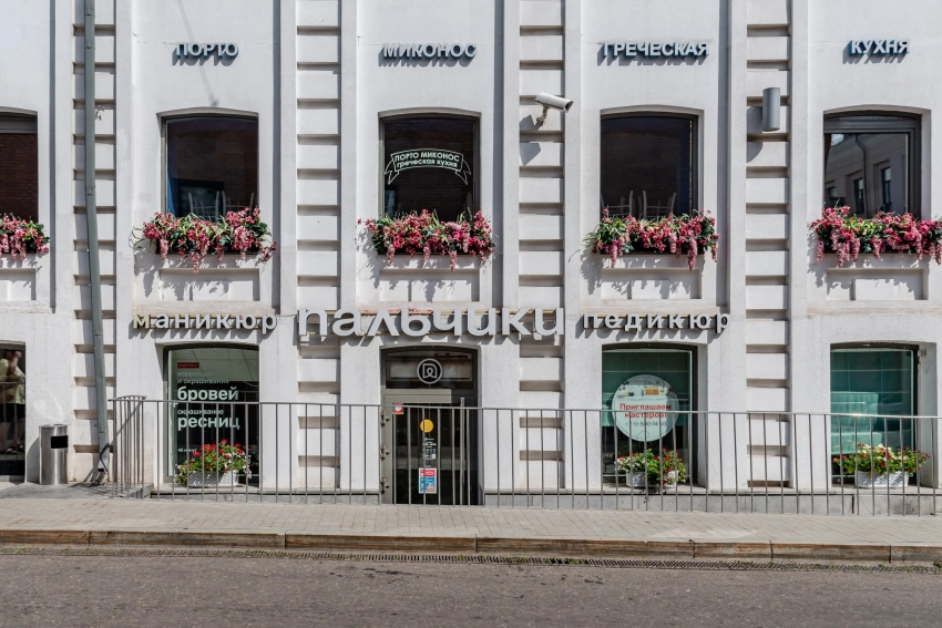 Вход в салон маникюра и педикюра «Пальчики» метро Менделеевская